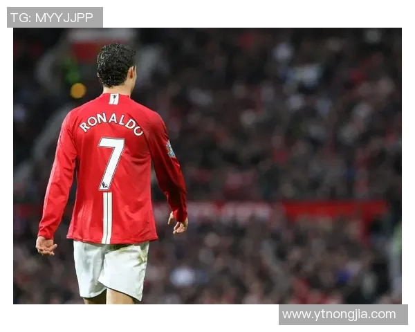 穿33号球衣的足球明星们的传奇故事与辉煌成就解析