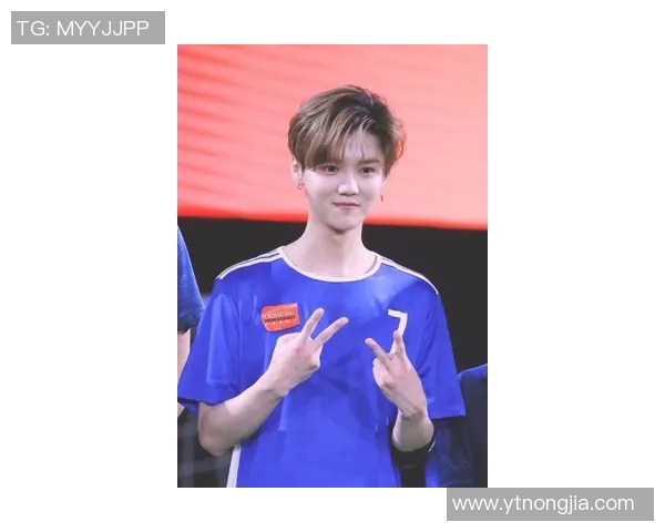 足球明星与毛巾的趣味瞬间揭示他们生活中的另一面