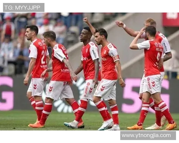 足球明星伊布拉激烈对抗瞬间曝光引发热议与讨论